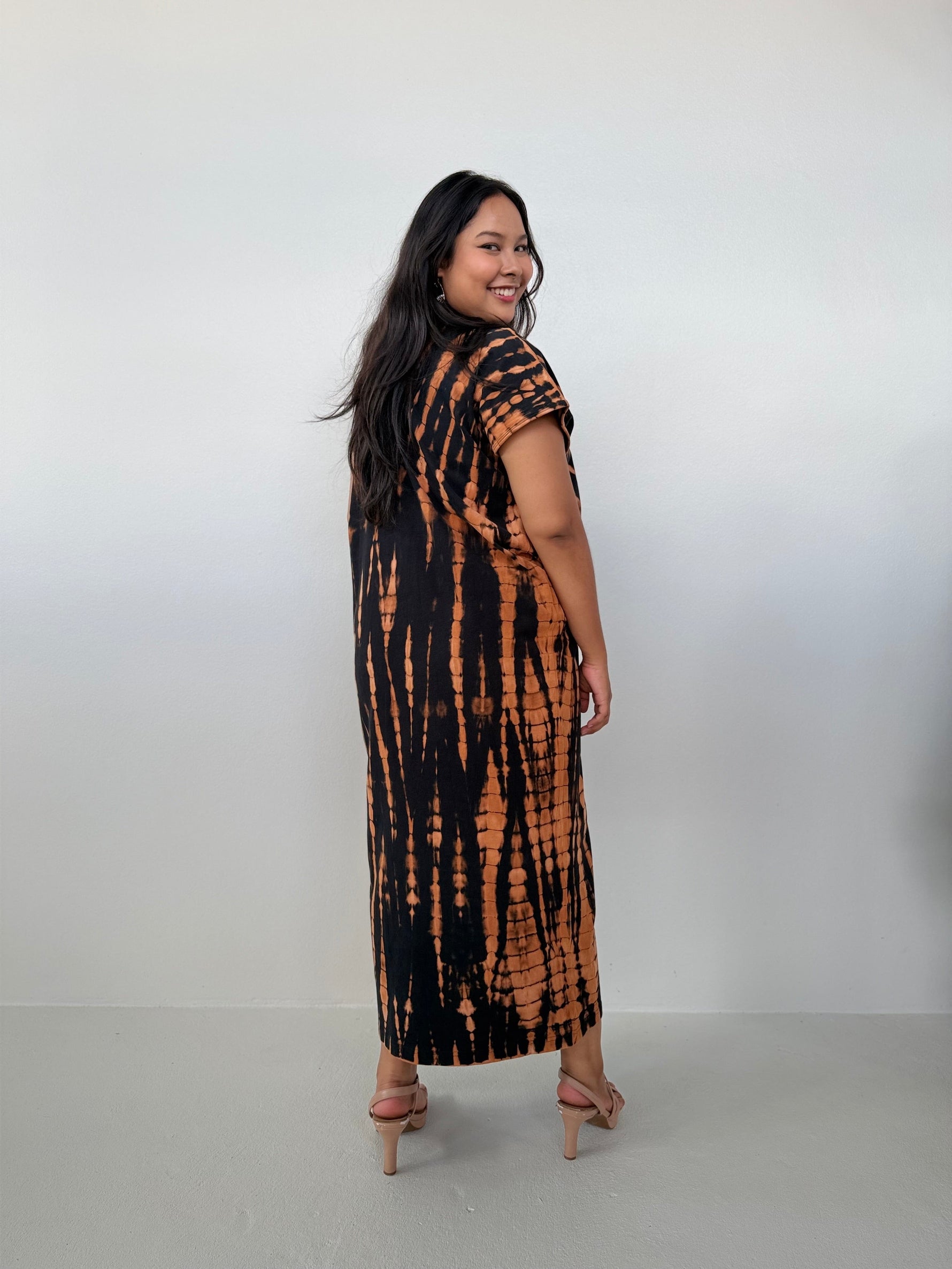 Mala Handworks Alisa Petite Cotton Kaftan in Black & Rust Tie Dye