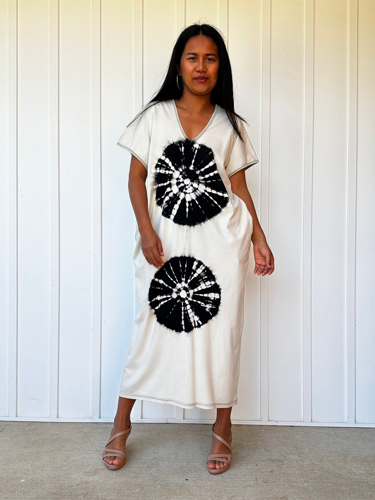 Mala Handworks Alisa Petite Cotton Kaftan in White with Hand-Painted Sand Dollars