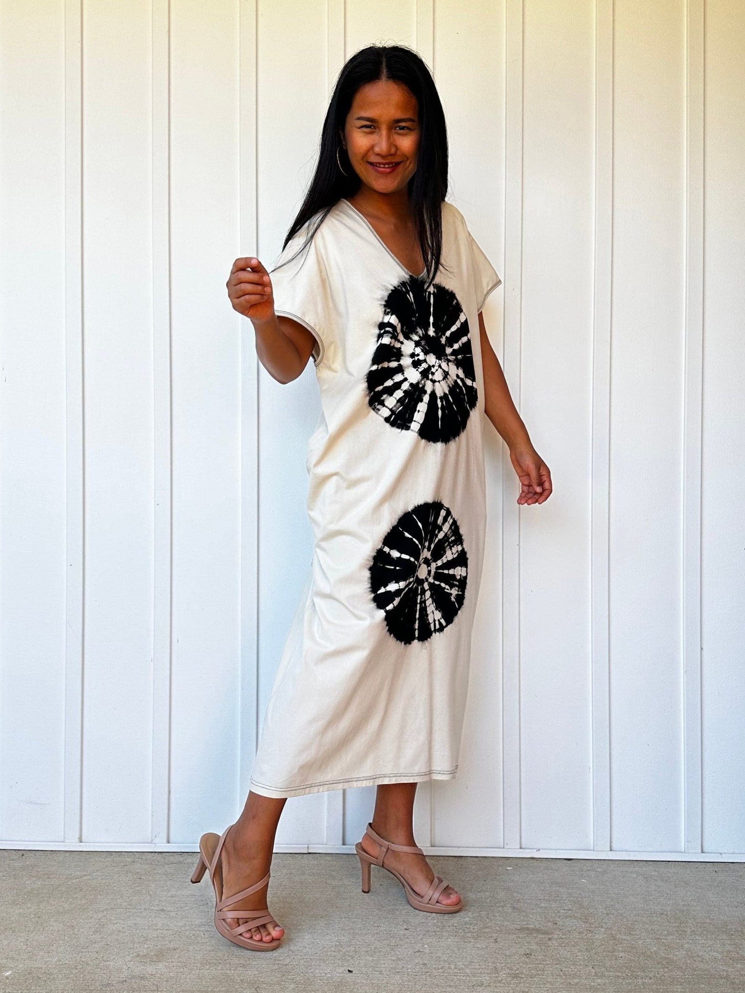 Mala Handworks Alisa Petite Cotton Kaftan in White with Hand-Painted Sand Dollars