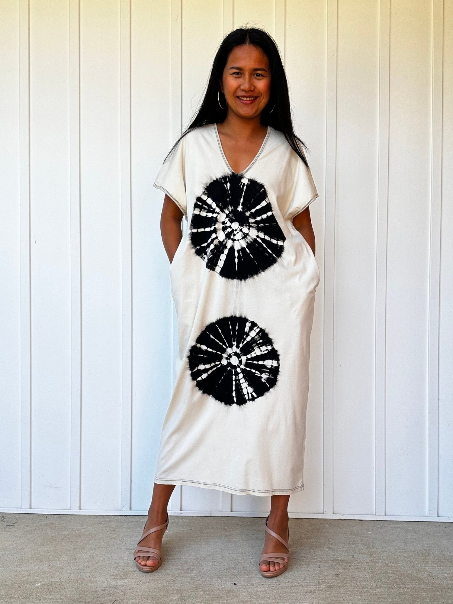 Mala Handworks Alisa Petite Cotton Kaftan in White with Hand-Painted Sand Dollars