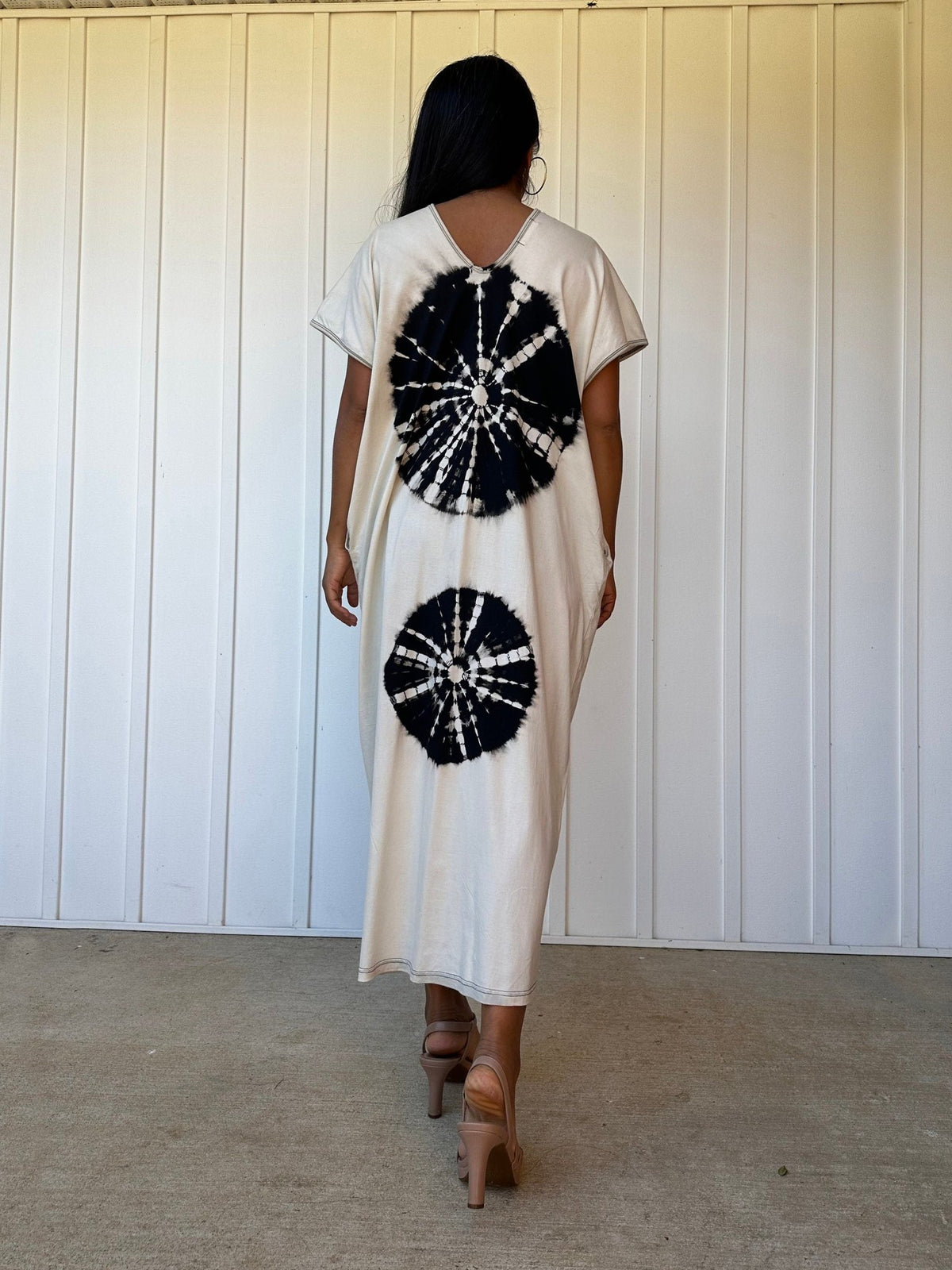 Mala Handworks Alisa Petite Cotton Kaftan in White with Hand-Painted Sand Dollars