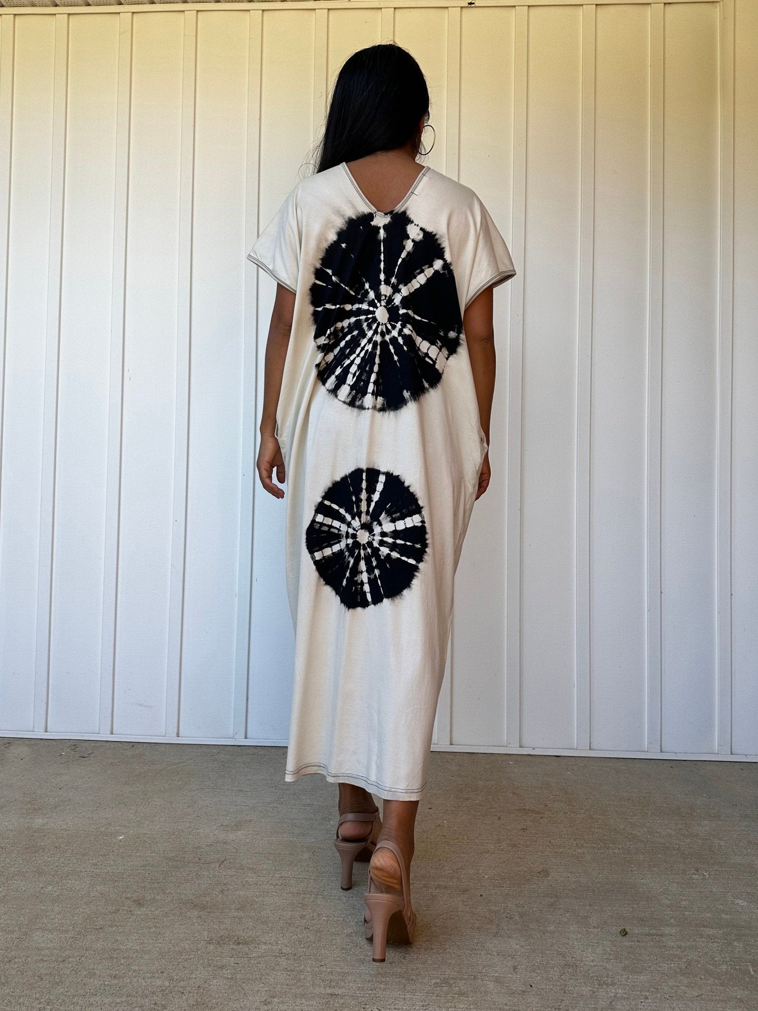 Mala Handworks Alisa Petite Cotton Kaftan in White with Hand-Painted Sand Dollars