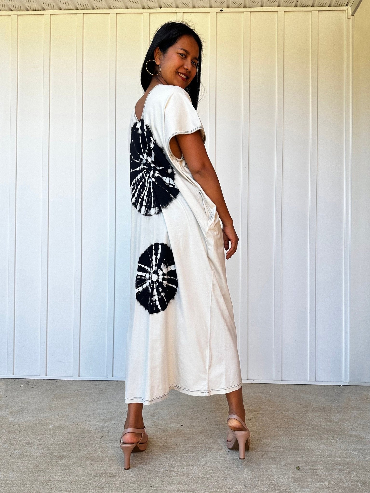 Mala Handworks Alisa Petite Cotton Kaftan in White with Hand-Painted Sand Dollars