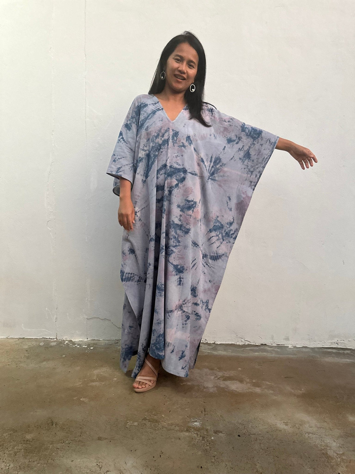 Mala Handworks Amina Hand-Painted Cotton Kaftan - Silver and Mauve Abstract Pattern