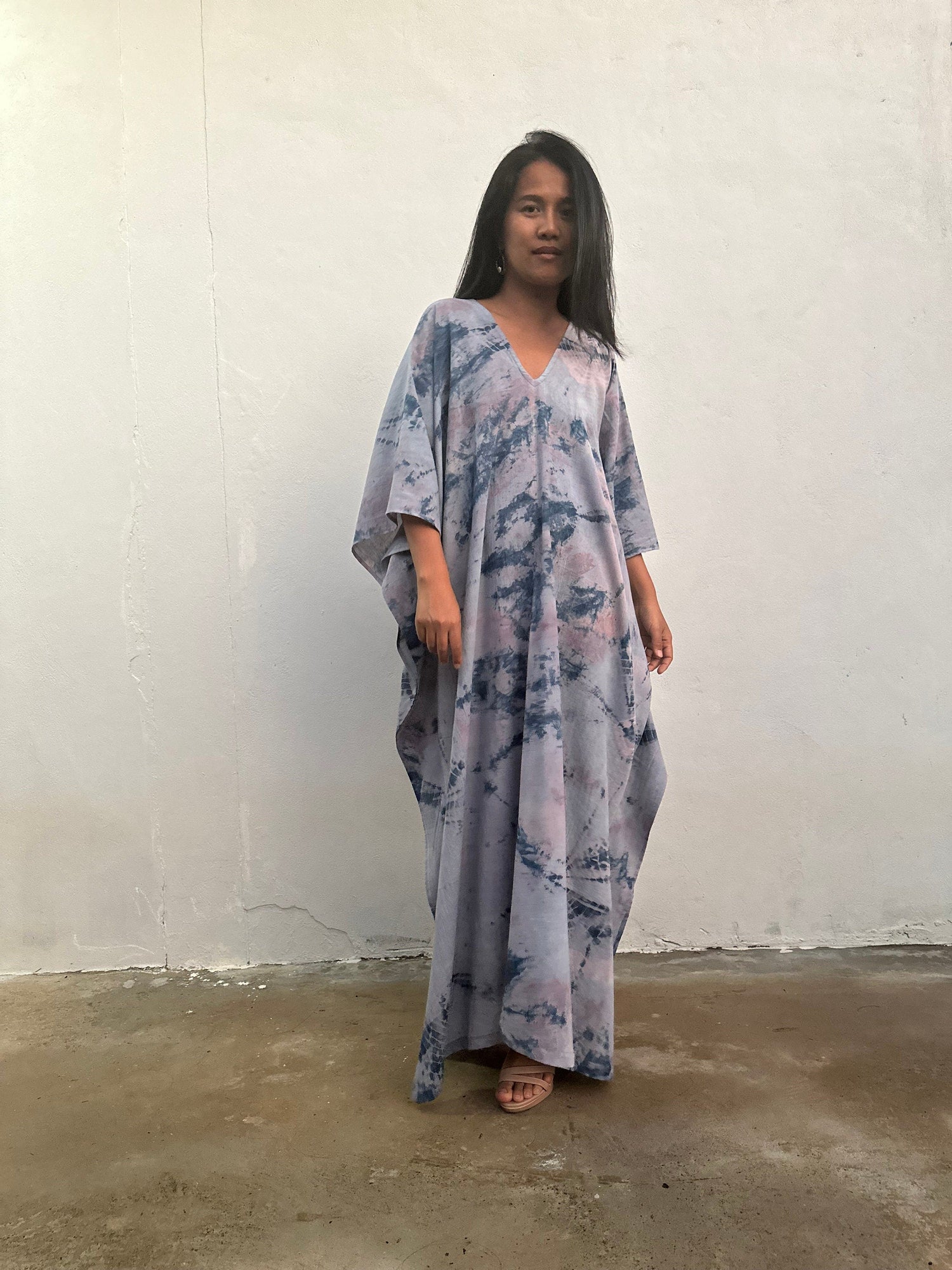 Amina Hand-Painted Cotton Kaftan - Silver and Mauve Abstract Pattern