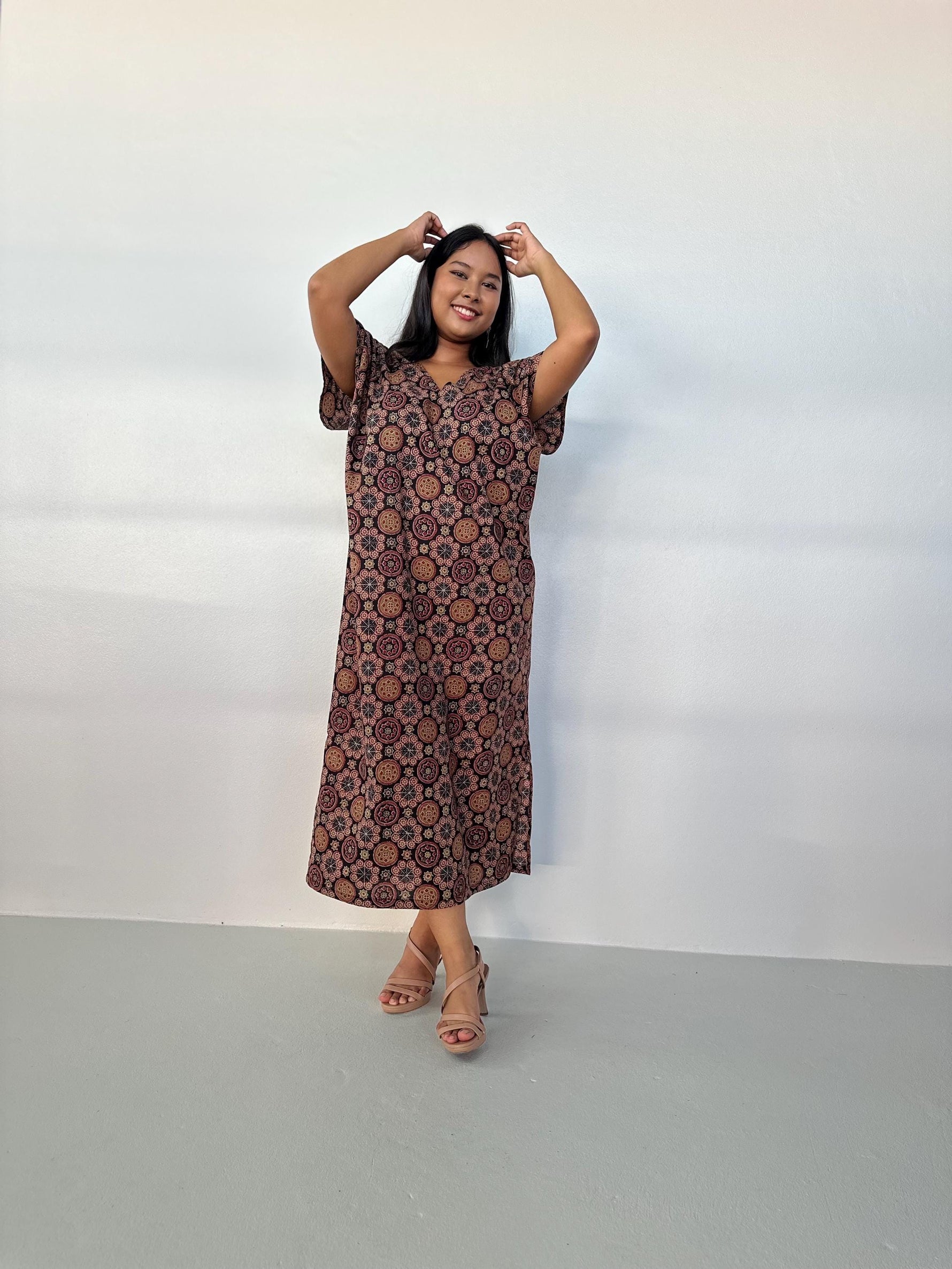 Mala Handworks Callie Petite Cotton Kaftan in Eggplant Paisley