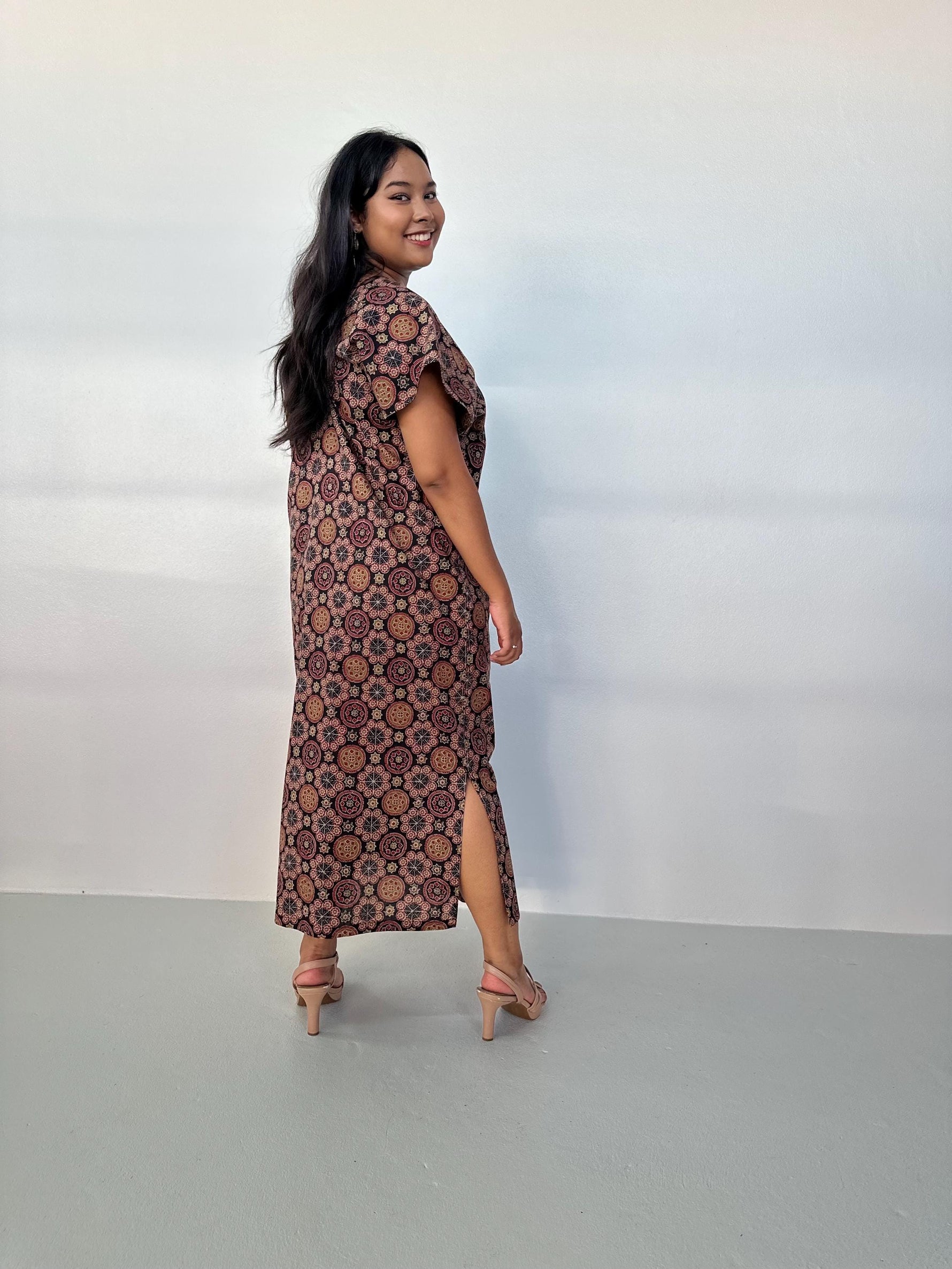 Mala Handworks Callie Petite Cotton Kaftan in Eggplant Paisley