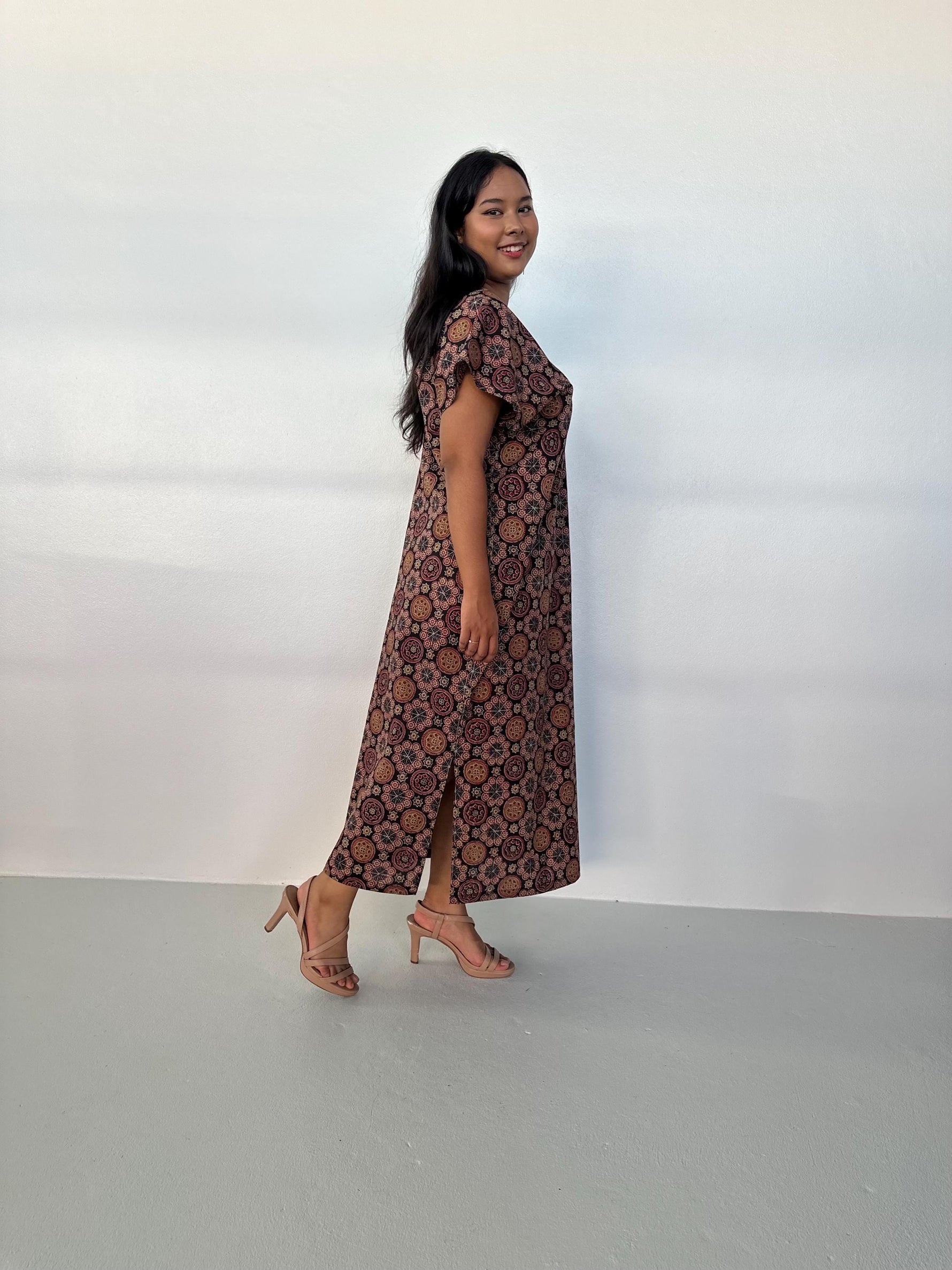 Mala Handworks Callie Petite Cotton Kaftan in Eggplant Paisley