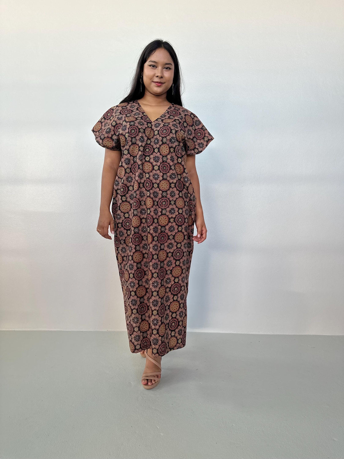 Mala Handworks Callie Petite Cotton Kaftan in Eggplant Paisley