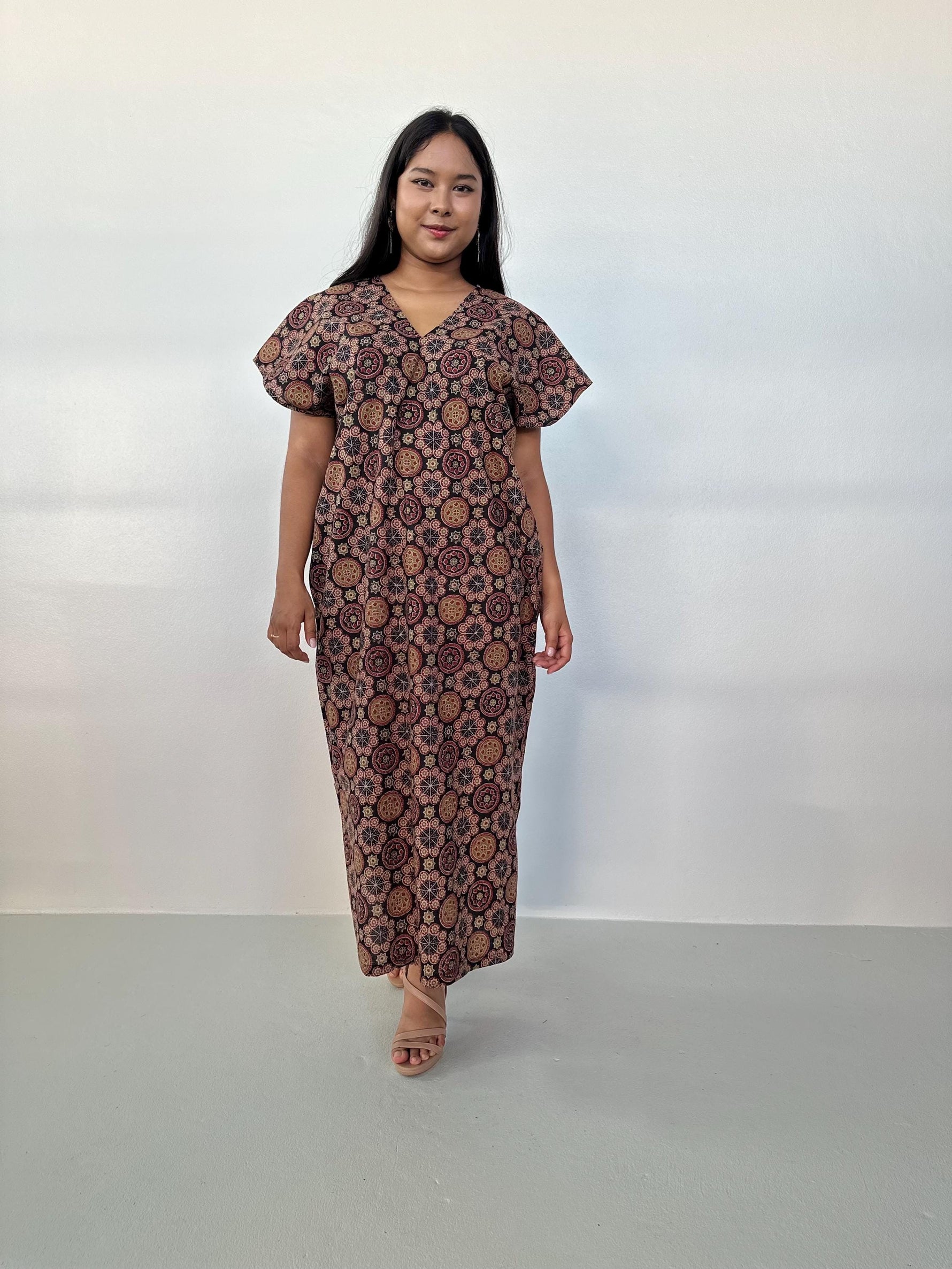 Mala Handworks Callie Petite Cotton Kaftan in Eggplant Paisley