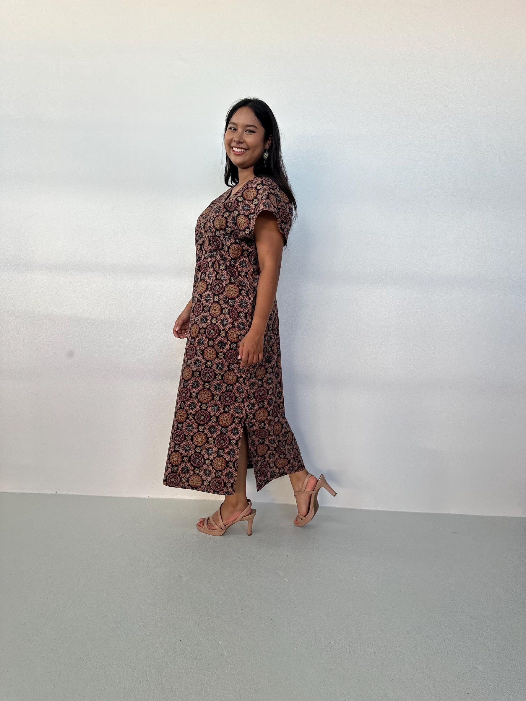 Mala Handworks Callie Petite Cotton Kaftan in Eggplant Paisley