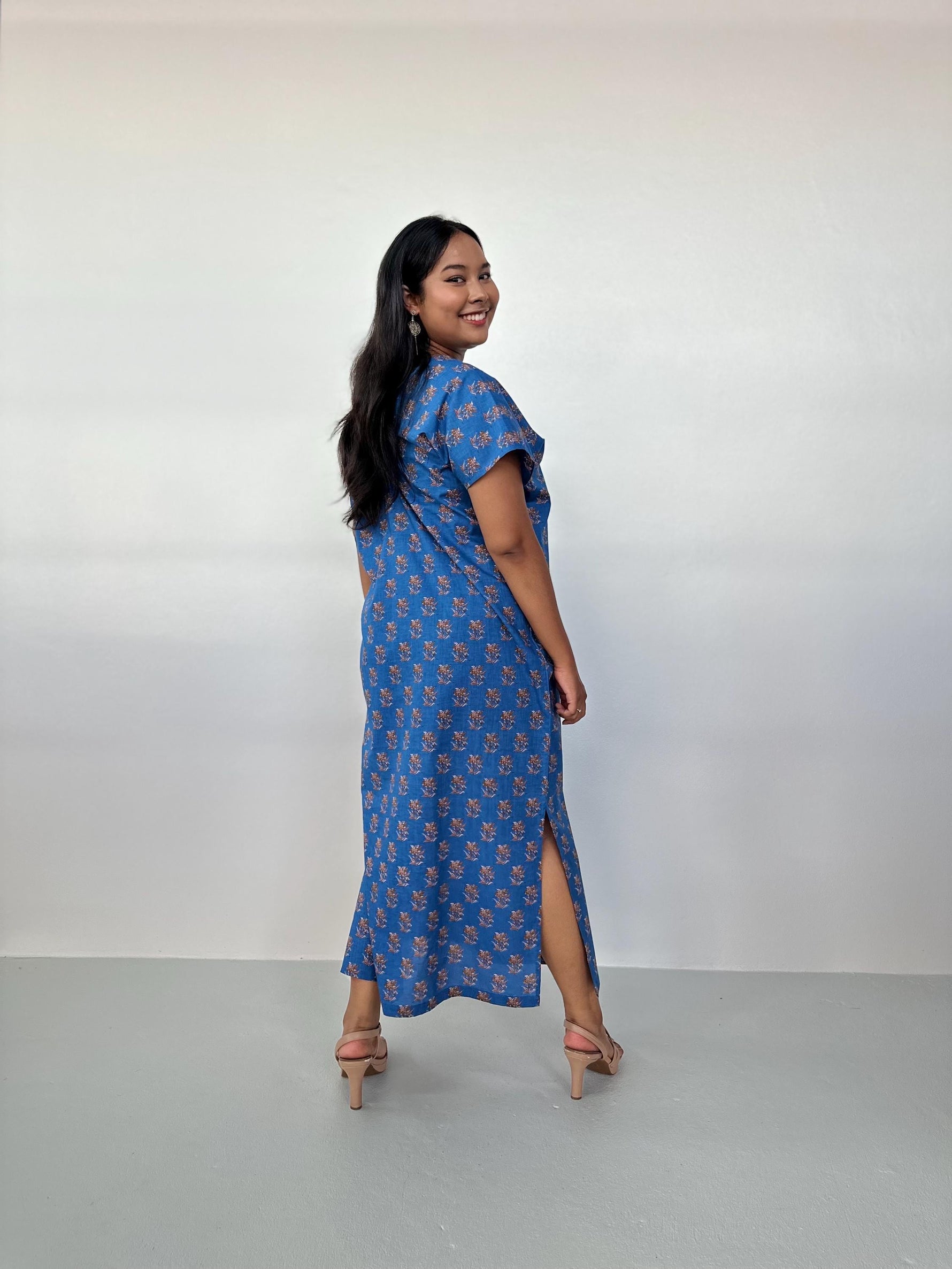 Mala Handworks Callie Petite Cotton Kaftan in Cornflower Paisley