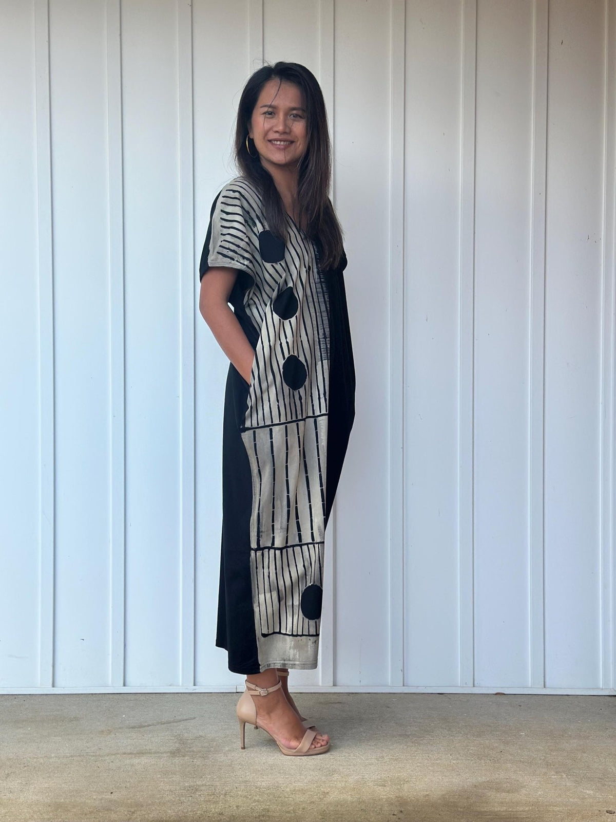Mala Handworks Alisa Petite Cotton Kaftan in Black with Hand-Painted Abacus