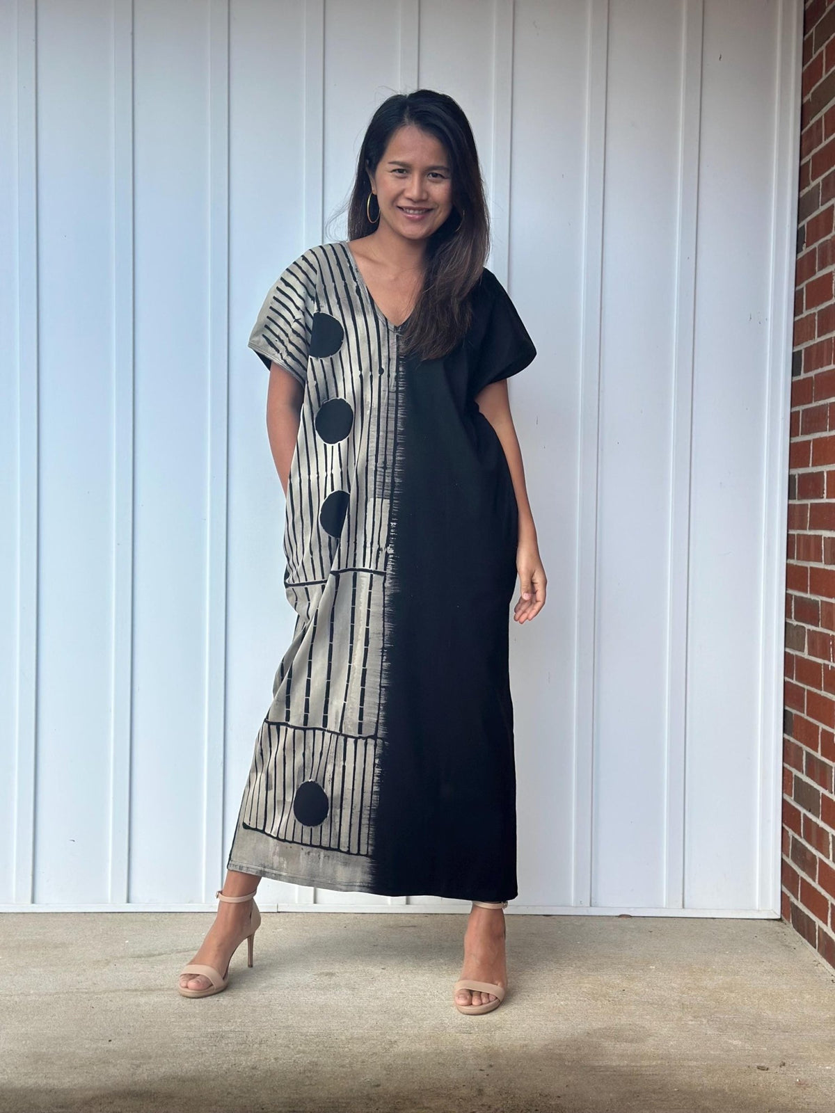 Mala Handworks Alisa Petite Cotton Kaftan in Black with Hand-Painted Abacus