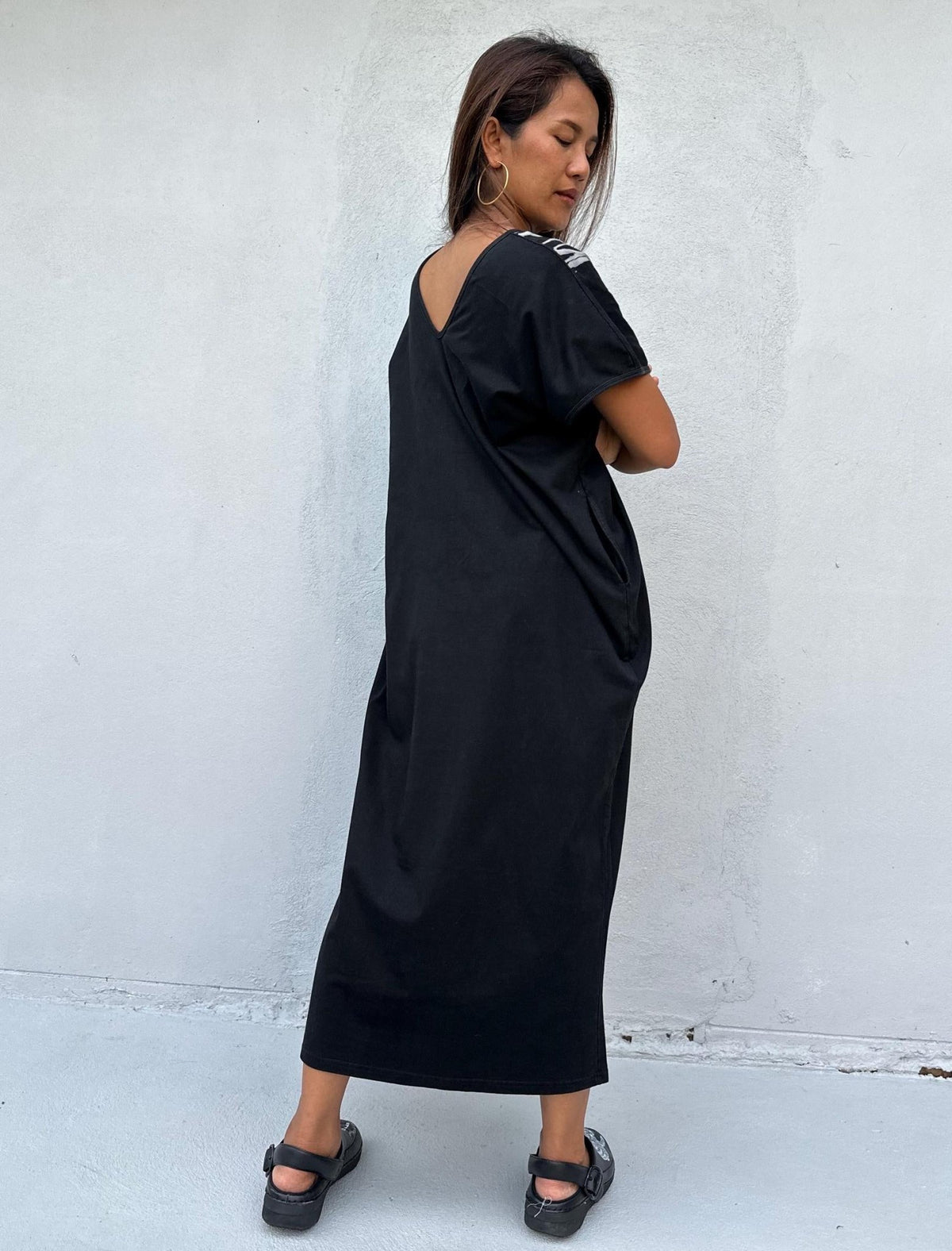 Mala Handworks Alisa Petite Cotton Kaftan in Black with Hand-Painted Tiger Neckline
