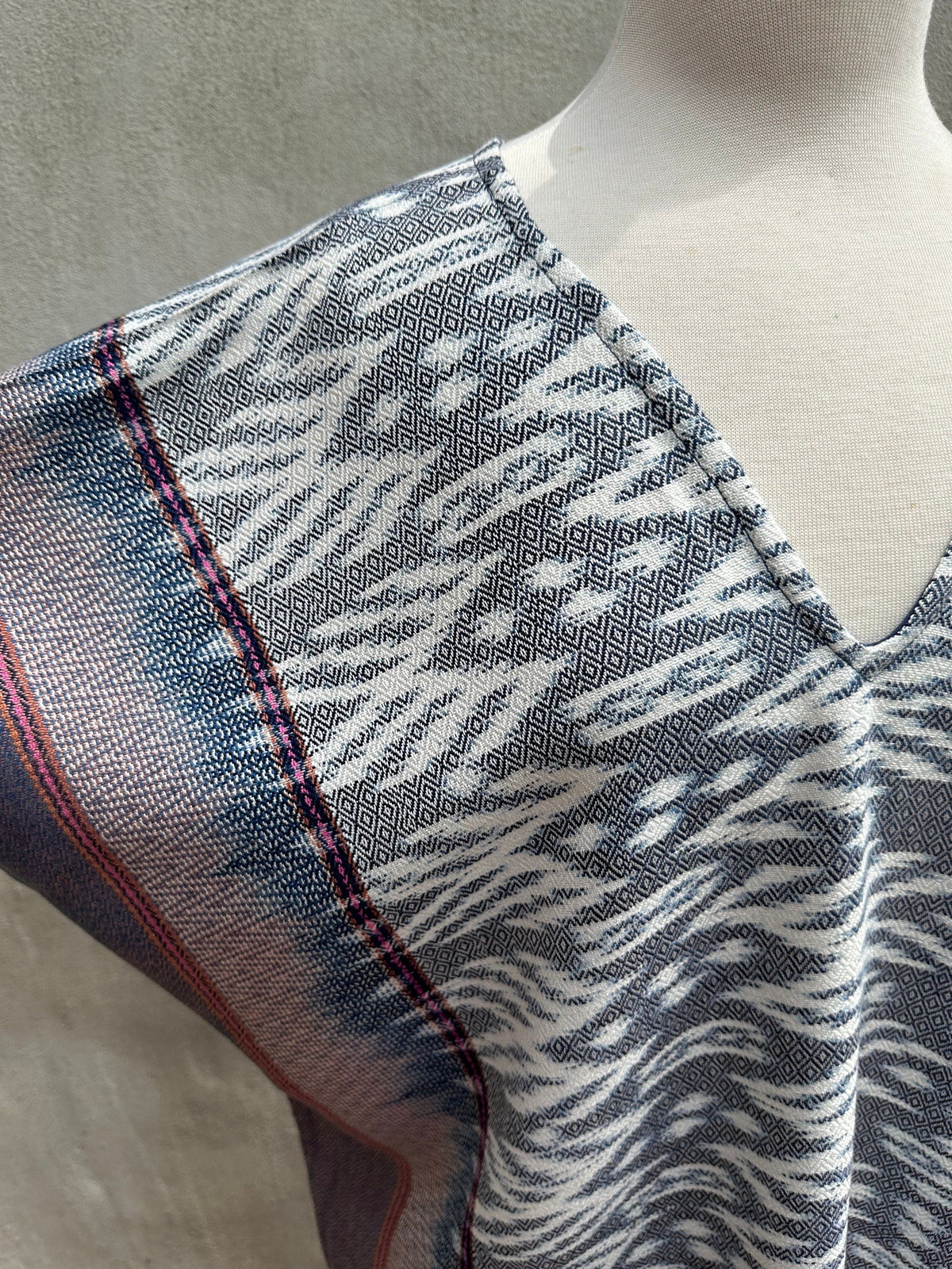MALA handworks  Ikat Hand Woven Pattern Kaftan in Gray with White and Light Pink